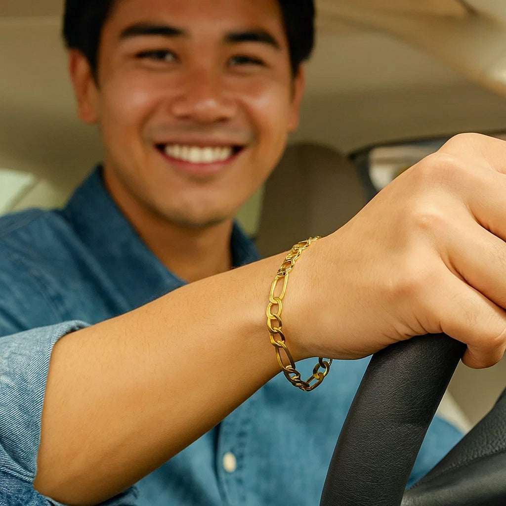 14k Yellow Gold Lite Figaro Bracelet (5.60 mm) - Detail | BIJOLINA