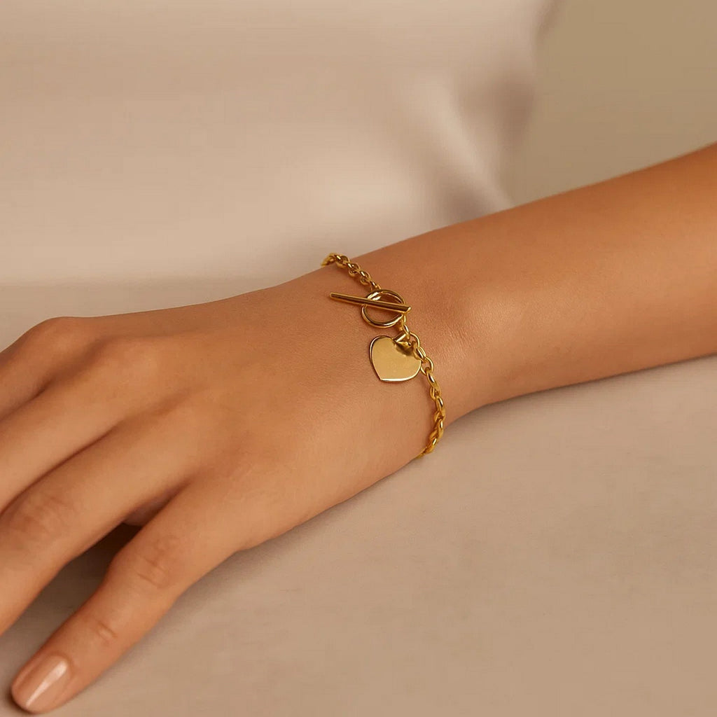 Toggle Bracelet with Heart Charm in 14k Yellow Gold (4.80 mm) - Close-Up | BIJOLINA