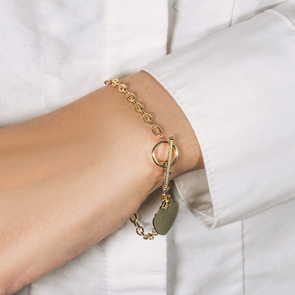 Toggle Bracelet with Heart Charm in 14k Yellow Gold (4.80 mm) - Close-Up | BIJOLINA