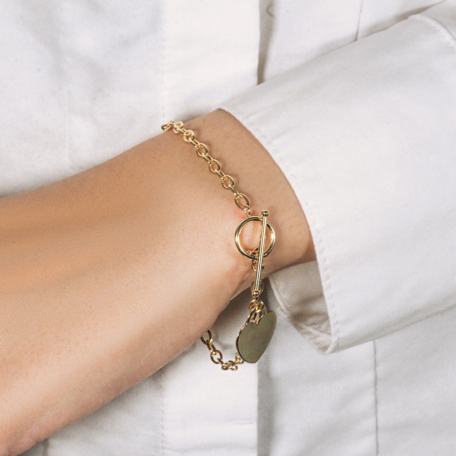 Toggle Bracelet with Heart Charm in 14k Yellow Gold (4.80 mm) - Close-Up | BIJOLINA