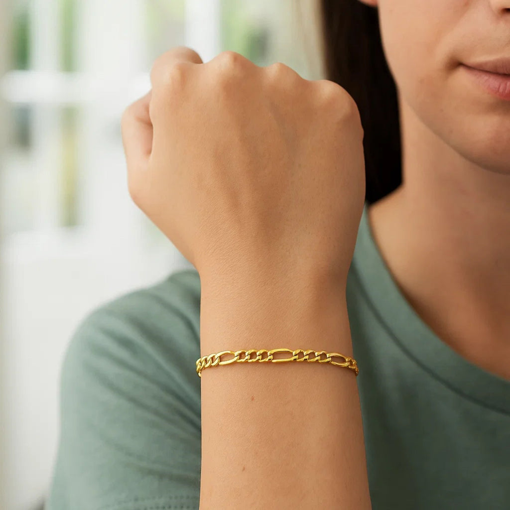 14k Yellow Gold Solid Figaro Bracelet (2.80 mm) - Close-Up | BIJOLINA