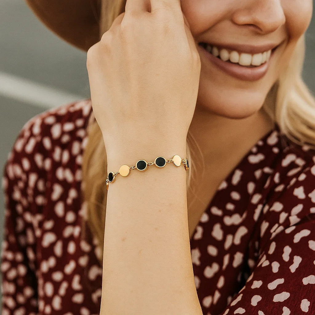 Black Onyx Gem Alternating Bracelet in 14K Yellow Gold (5.00 mm) - Detail | BIJOLINA