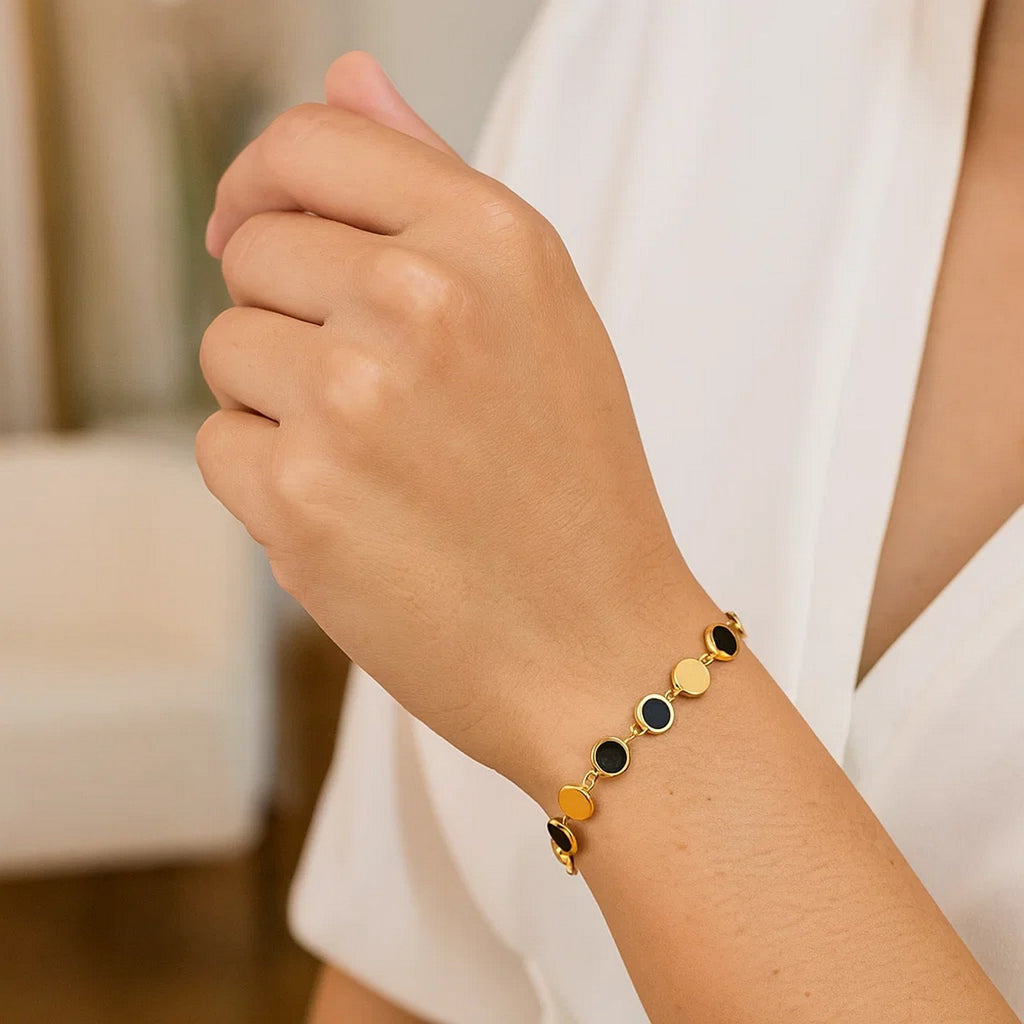 Black Onyx Gem Alternating Bracelet in 14K Yellow Gold (5.00 mm) - Close-Up | BIJOLINA