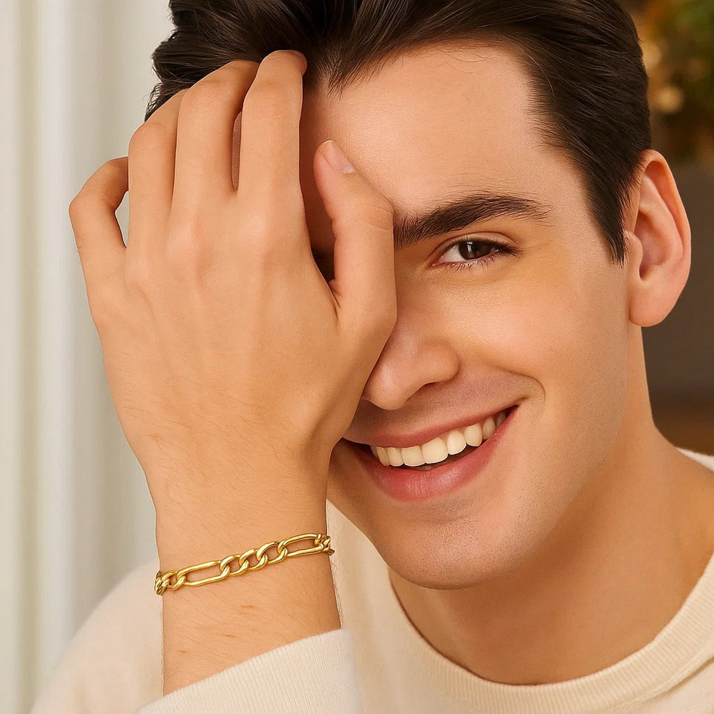 14k Yellow Gold Lite Figaro Bracelet (6.60 mm) - Close-Up | BIJOLINA